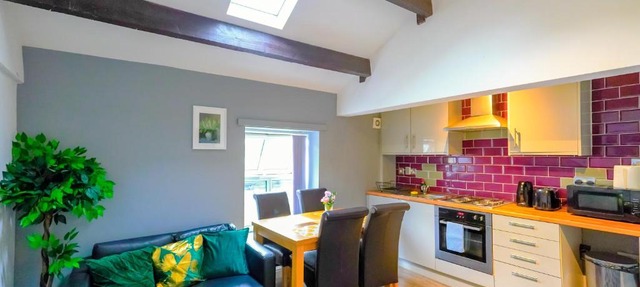 Headingley 2 Bedroom first floor cottage flat Near Universities shops& Park