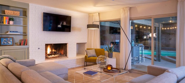 Heated pool open year round, Sleeps 14, 5 Bedroom/9 beds, Hot Tub, BBQ, BB court