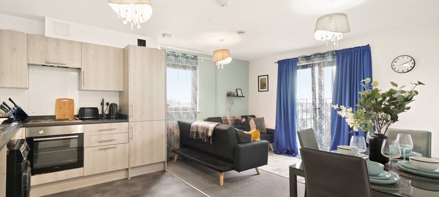 Heathrow Gateway Apartments with Private Parking17