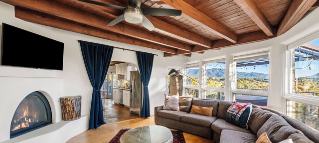 Heavenly Mountain Views-Close to Plaza, Hot tub, Ski & Pickleball, Upscale home