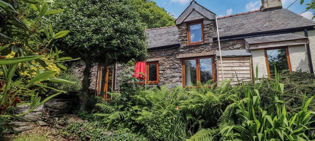 HEN BOPTY, pet friendly, character holiday cottage in Fairbourne