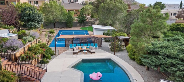 High Desert Oasis- 5 Bedroom, Pool, Hotub, Pickleball, Gym, Game Room, Putt Putt