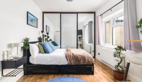High-End Studio Free WashDryFold Near Wembley