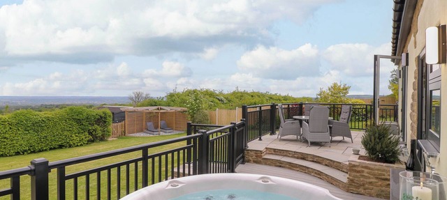 HIGHVIEW STABLES, pet friendly, with hot tub in Chesterfield