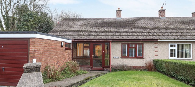 HILLCREST, pet friendly, with a garden in Chirk