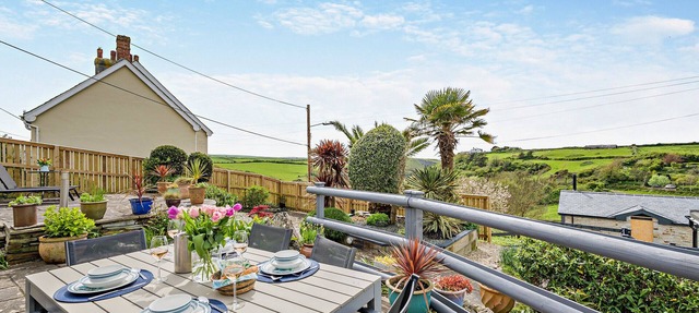 Hillscroft - Three Bedroom House, Sleeps 6
