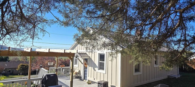 Hillside 3-bedroom bungalow 1 mile from Harrisonburg City limits, great views!