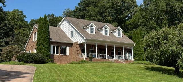 Hilltop Haven-Spacious 6-bedroom house sleeps 10 with pool table near Asheville