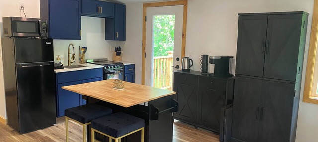 Hinesburg hideaway with hot tub!