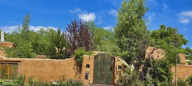 Historic adobe Downtown Compound for Large Groups, Walk to Plaza