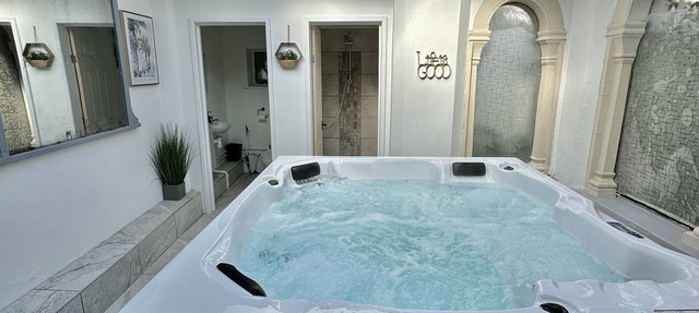 Historic Charm : Perfect For Groups. Hot tub and plenty of parking onsite