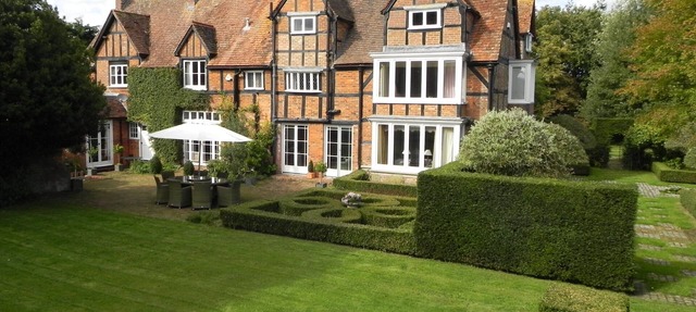 Historic country house with grass tennis court - ideal for entertaining