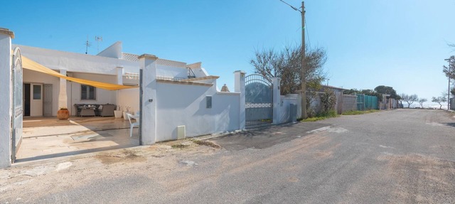 Holiday home with veranda and parking near the sandy beach of Punta Prosciutto