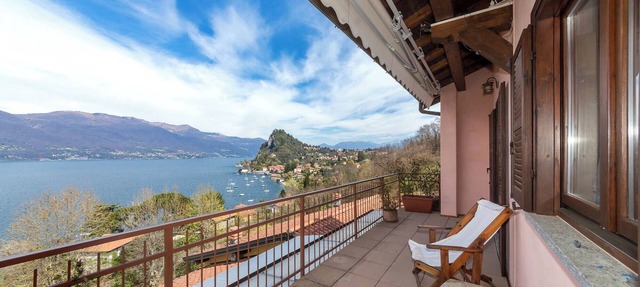 Holiday Home Parco Azzurro close to Lake with Pool & Wi-Fi