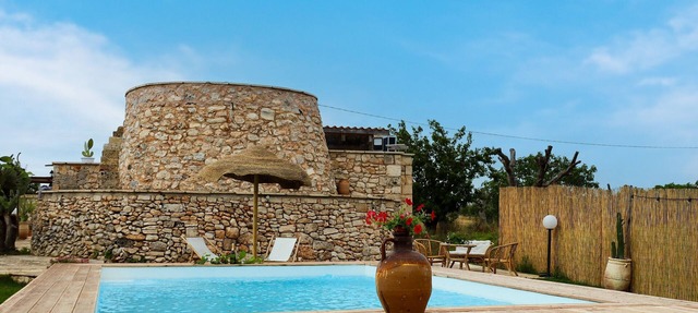 Holiday Home 'Trullo Pinuccio' with Private Pool, Wi-Fi and Air Conditioning