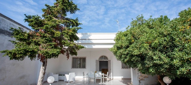 Holiday house with garden, Torre Lapillo (TL65)