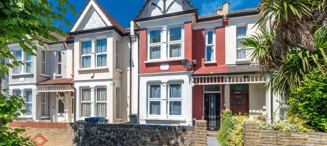 Homely 4-bedroom house with 2 baths & free parking