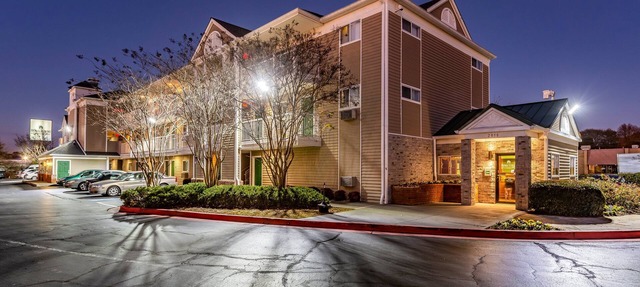 HomeTowne Studios by Red Roof Atlanta - Chamblee