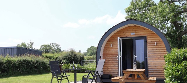 HONEYPOT HIDEAWAYS - ACACIA, romantic in Higher Kinnerton, Chester