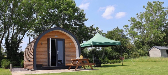 HONEYPOT HIDEAWAYS - CLOVER, romantic in Higher Kinnerton, Chester