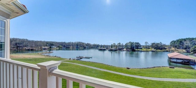 "Hook, Wine, and Sinker" Large 5-bed lakefront villa-pool, hot tub, and courts