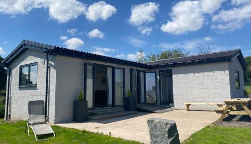 HORSESHOE LUXURY ACCESSIBLE LODGE Sleeps 5 with Hot Tub Hire Available at Fairview Farm in Ravenshead Nottingham near Sherwood Forest ,Dog Friendly Farm Stay,Couples Retreat,Family Groups
