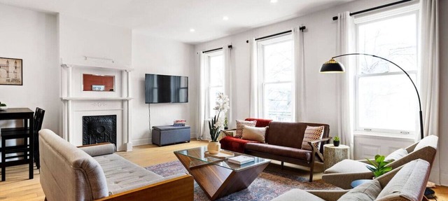 ★HostWise Stays★ Exposed Beams, Modern Vintage War Streets Charmer!