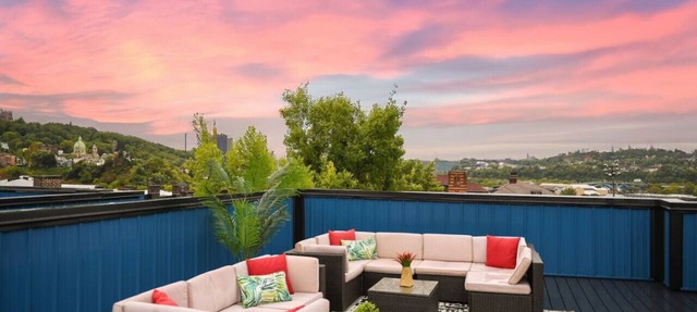 HostWise Stays - Stylish Getaway with Rooftop Deck, BBQ & Garage