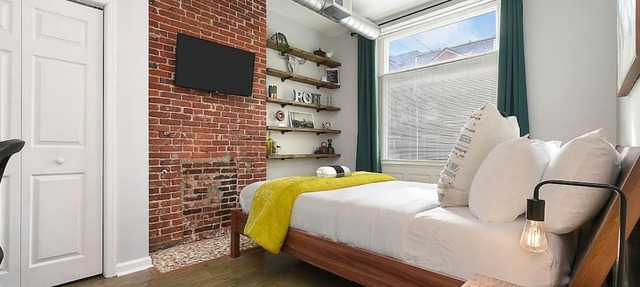 HostWise Stays - The James Apt 1 - Patio, Free Street Parking