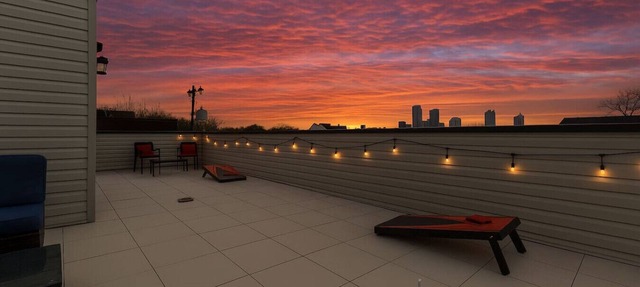 ★ HostWise Stays ★ Vibrant Getaway - Skyline Rooftop Deck & Garage