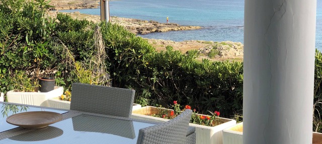 House directly on the sea with wonderful view of the bay