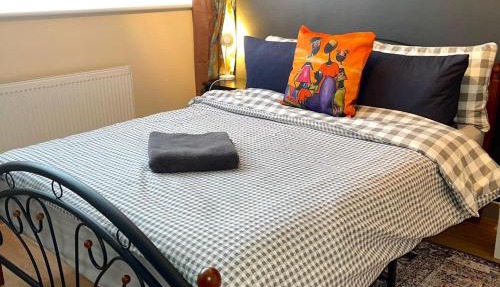 House - Sleeps 10 - Garden - Parking