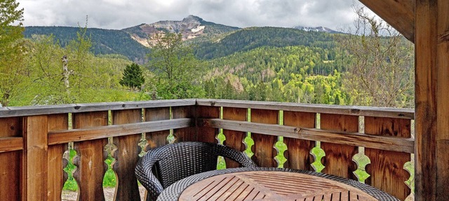 Huanzhof Schwarzhorn Apartment with Mountain View, Garden & Terrace