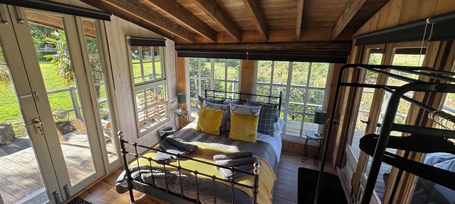 Huge open plan Log Cabin in Weston, Newark hot tub WiFi wood stove pets parking