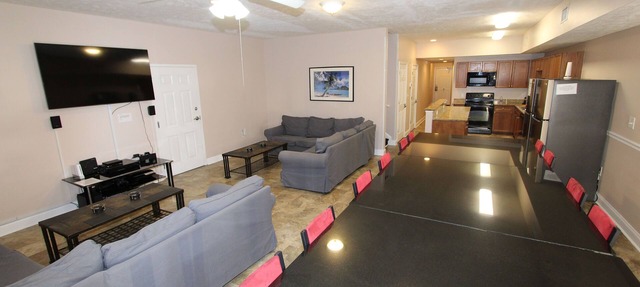 Huge Villa, 100 Yards To Beach, Pool, Lazy River, Hot Tubs, BBQ, 4 Car Parking