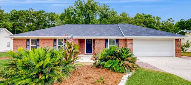 Huger Haven | w/Fire Pit & Deck - Near Savannah