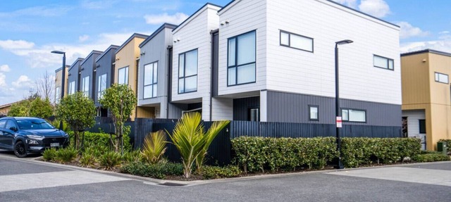 Huntington Townhouse with Patio and Parking