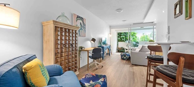 Hustle & Bustle! 2 Bed/1Bath/1Car/Pool ~ Teneriffe
