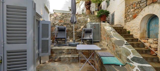 Hydra studio with patio 250 meters up from port
