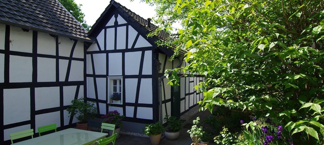 Idyllic, completely renovated half-timbered house in a listed courtyard