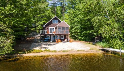 Idyllic Lakeside Getaway home