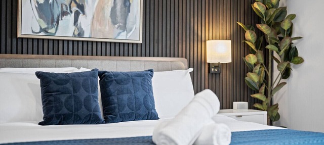 Immaculate 3 BR Penthouse suite| 2 decks| Walkable