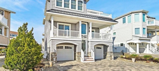 Immaculate Pool/Elevator 5 bedroom, 4 bath home w/outdoor living space/fire pit