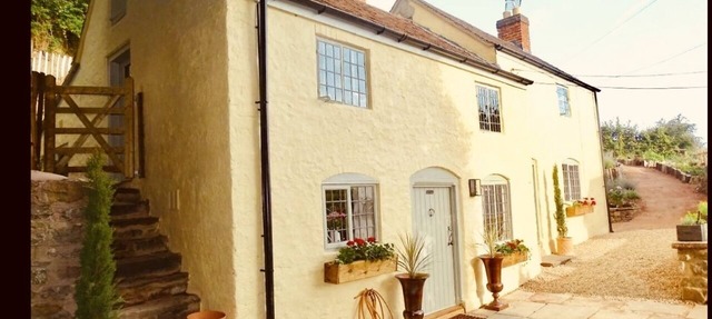 Impeccable 3-Bed 17th Century Luxury Cottage