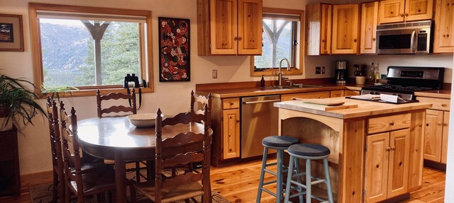 Impressive Mountain Views. Craftsman Home. Less than 10 miles to bus depot