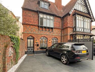 Incredible Luxury Windsor Long Walk 4 Bedroom Home With Free Driveway Parking