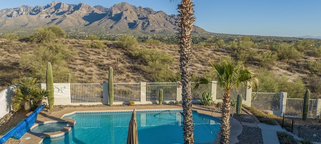 Incredible VIEWS, pool, spa, ping pong table, by GOLF course, bike and walk path