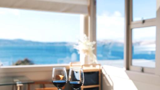Incredible Waterview - 4 Bedroom Hobart Waterside Cottage