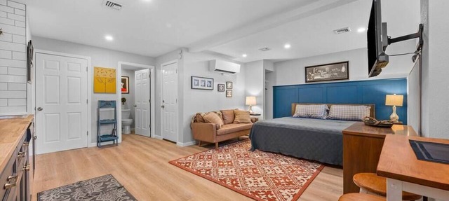 Industrial Chic Studio-Modern Comfort in the Burgh