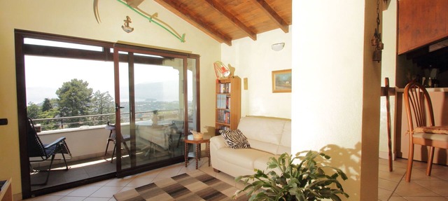 Intimate apartment with terrace overlooking the lake, garden and air conditioning